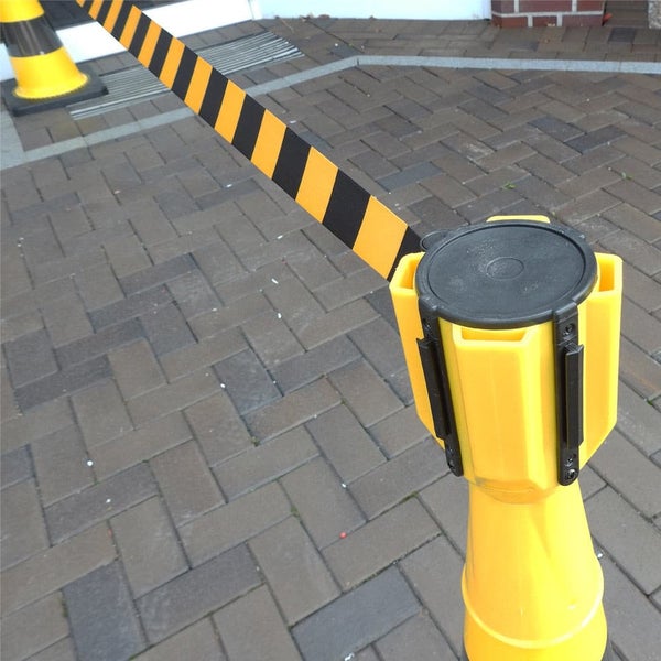 Dekoratives Zimmer mit floraler Tapete, Lampe und Vintage-Kamera auf einem Holztisch