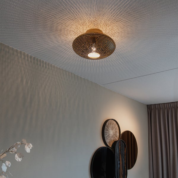 Deckenleuchte aus Metall mit Punktmuster an der Decke