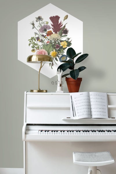 Helles, freundliches Zimmer mit weißem Klavier, Zimmerpflanze, goldener Lampe und Wanddekoration mit Blumenmotiv