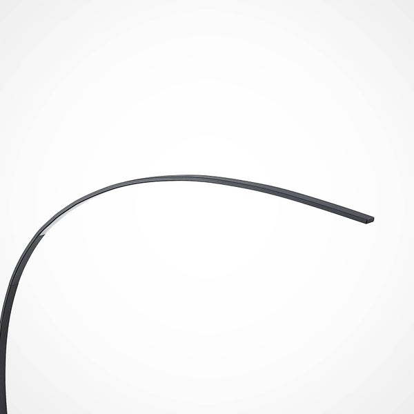Schlanke, schwarze Bogenleuchte aus Metall in minimalistischem Design.