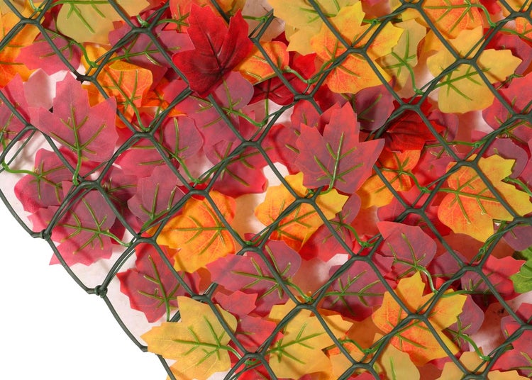 Dekorative Laubmatte mit herbstlichen Blättern auf Gitter