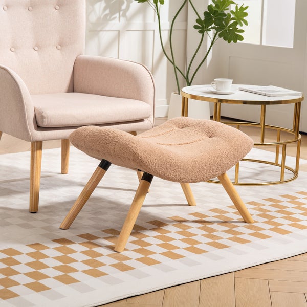 Zimmeransicht mit Sessel und Fußhocker aus Holz und Stoff