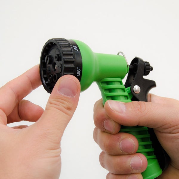 Grüne Garten-Handbrause mit verstellbarem Sprühkopf für verschiedene Strahlarten.