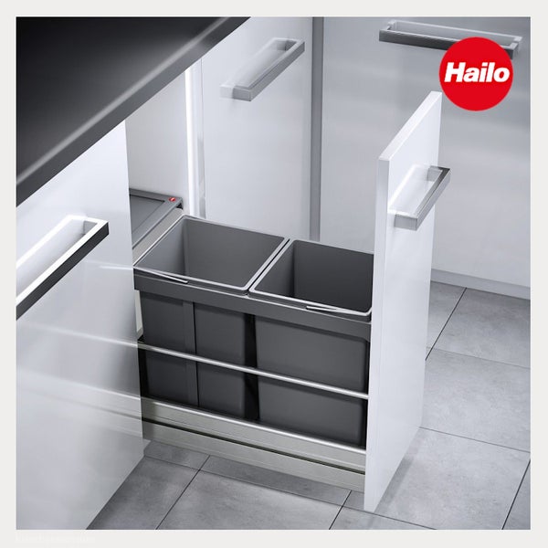 Ausziehbarer Mülleimer für die Küche mit zwei grauen Kunststoffbehältern in einem weißen Schrank. Hailo Logo.