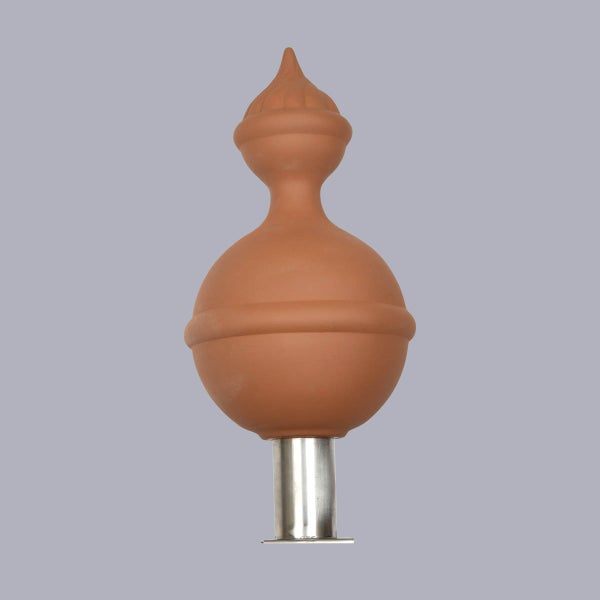 Firstfigur aus Ton in Form einer Kugel mit dekorativer Spitze auf einem Metallrohr.