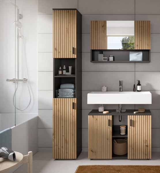 Modernes Badezimmermöbel-Set in Holzoptik mit Lamellen-Design, bestehend aus Hochschrank, Waschbeckenunterschrank und Spiegelschrank.