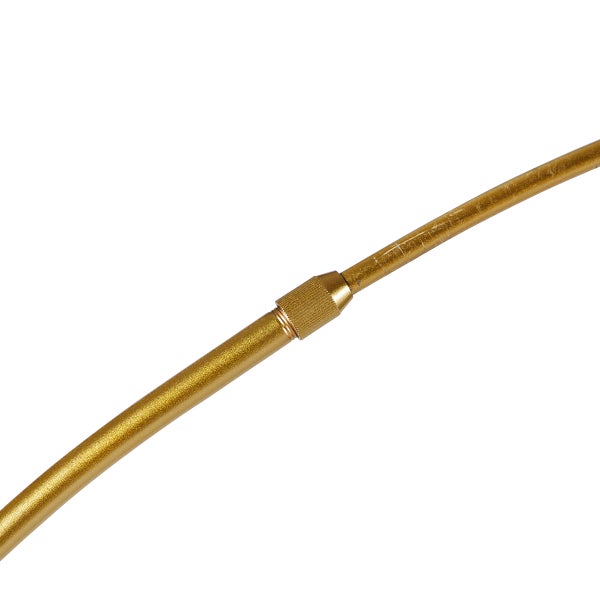 Detailaufnahme eines goldenen Metallrohrs mit Gewindeverbindung.