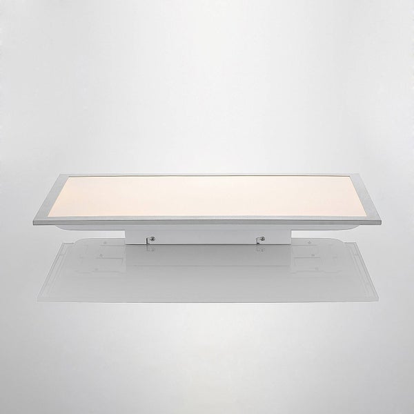 Flaches, rechteckiges LED-Panel als Deckenleuchte mit silbernem Rahmen.