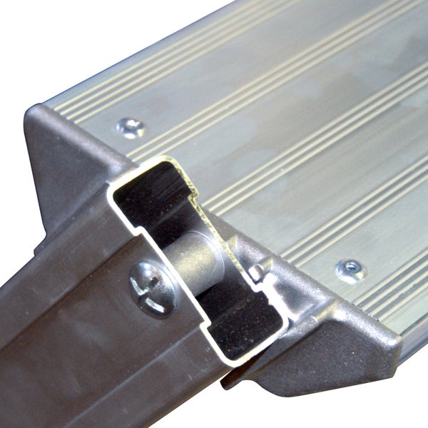 Detailansicht einer Aluminiumleiter mit Schrauben