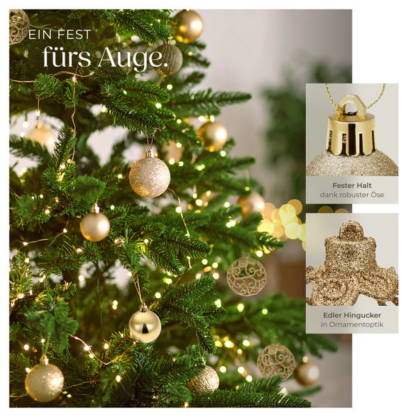 Dekorierter Weihnachtsbaum mit goldenen Kugeln und Lichtern