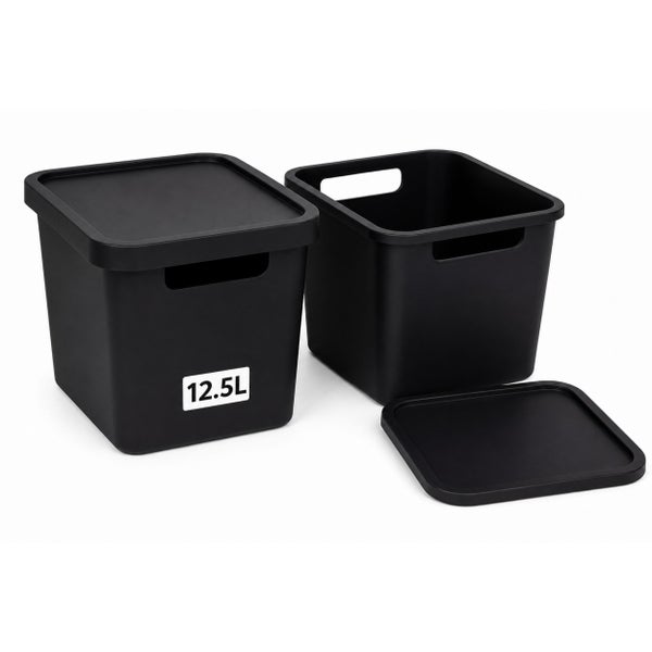 Zwei quadratische Aufbewahrungsboxen aus Kunststoff mit Deckel und Tragegriffen, Fassungsvermögen 12,5 Liter.