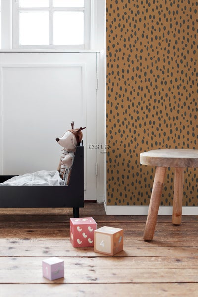 Kinderzimmer mit brauner Tapete mit gepunktetem Muster, Kinderspielzeug und einem kleinen Holzhocker