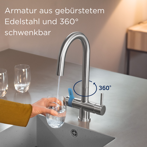 Küchenarmatur aus gebürstetem Edelstahl, 360 Grad schwenkbar, Wasser fließt in ein Glas.