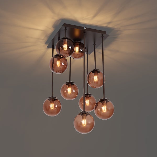 Deckenleuchte mit mehreren runden Lampenschirmen und modernem Design