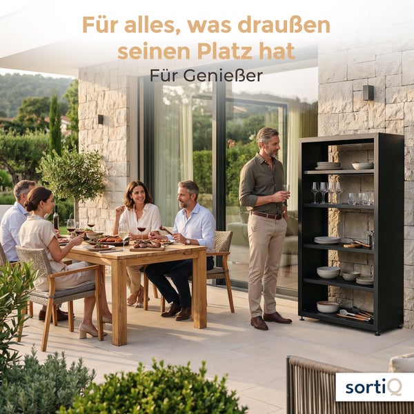 Vier Personen sitzen bei einem Abendessen auf einer modernen Terrasse, neben ihnen steht ein schwarzes Outdoorregal mit Geschirr und Gläsern.