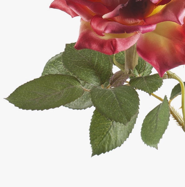Künstliche Rose mit grünen Blättern und Stiel mit Dornen.