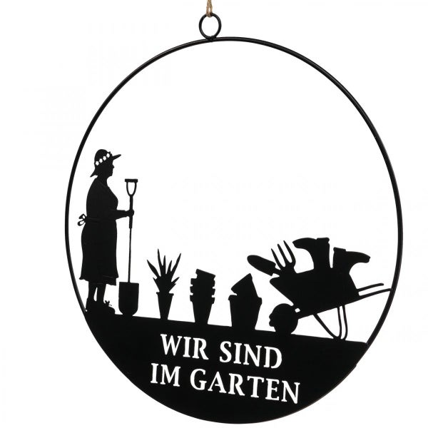Dekorative Gartenszene im Metallring mit der Aufschrift 'Wir sind im Garten'.