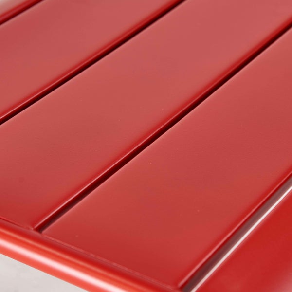 Detailaufnahme einer roten, belatteten Metalloberfläche für Gartenmöbel.