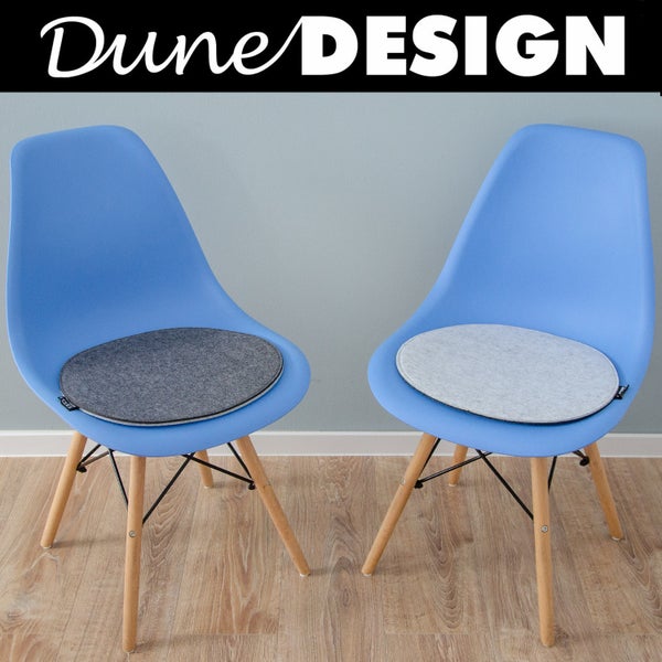 Zwei blaue Schalenstühle mit runden Filz-Sitzkissen auf einem Holzfußboden. DuneDesign Logo.
