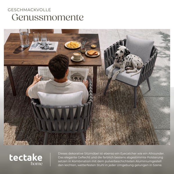 Tectake Home Gartenstühle mit Aluminiumgestell und geflochtener Rückenlehne an einem Holztisch auf einer Terrasse mit einem Dalmatiner.