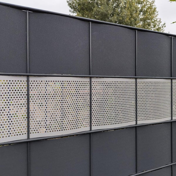 Gartenzaun mit blickdichten und perforierten Elementen