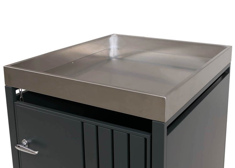 Detailaufnahme eines Gartenschranks mit Edelstahlabdeckung.