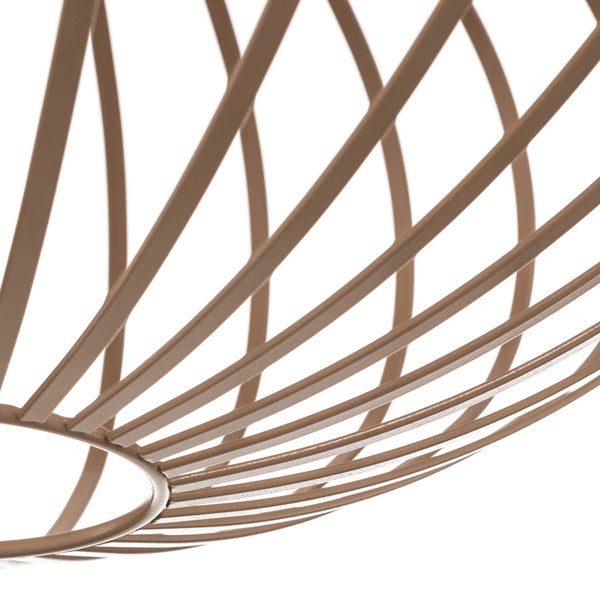 Szene mit Tapete mit Blumenmuster, Bank, Korb und Teppich.