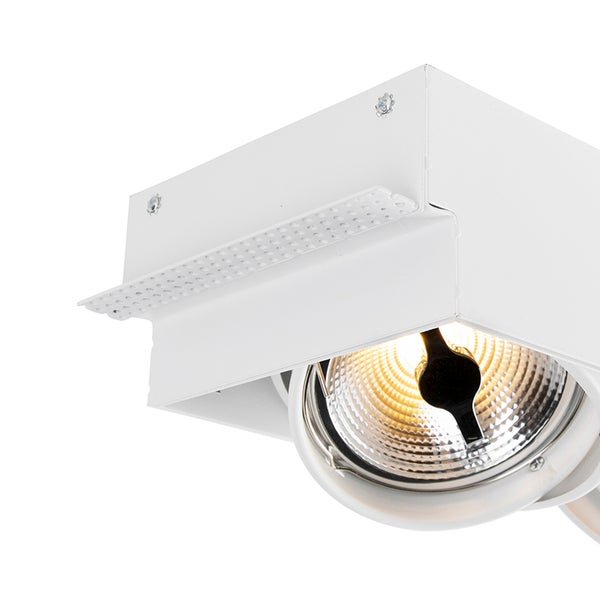 Weißer quadratischer Einbaustrahler aus Metall mit verstellbarem Spot und strukturiertem Reflektor.