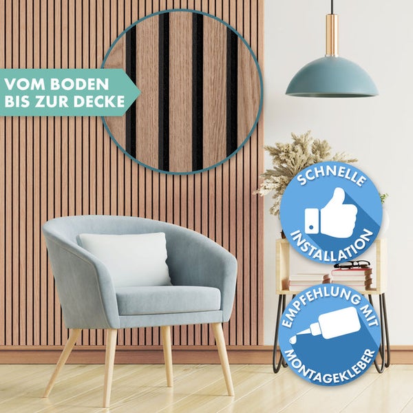 Raumszene mit Holzpaneelen an der Wand, einem Sessel und einer Lampe