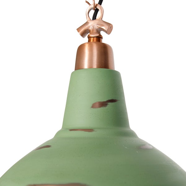 Grüne Pendelleuchte im Vintage-Stil mit Metallelementen