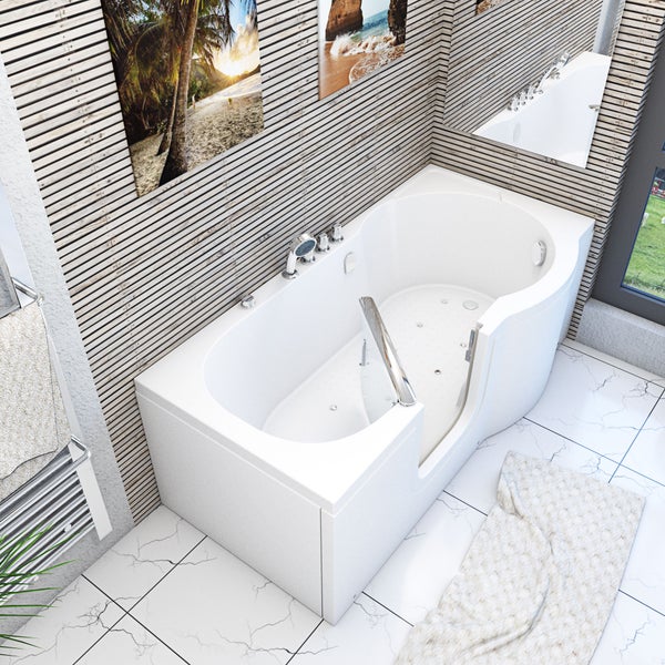 Barrierefreie Badewanne mit Tür, Armaturen und Handtuch auf Marmorboden