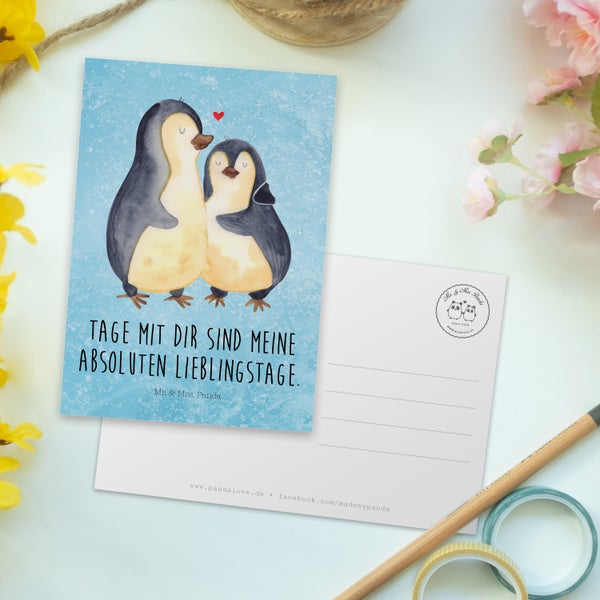 Mr. & Mrs. Panda Postkarte Pinguin umarmen - Eisblau