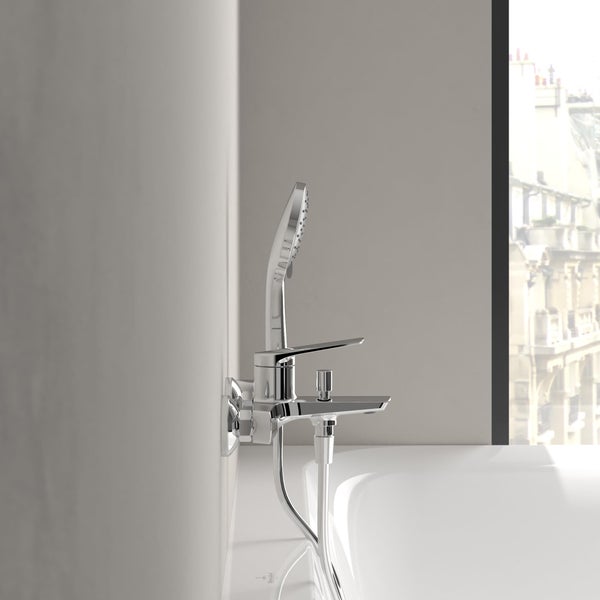 Aufputz-Badewannenarmatur mit Handbrause vor Fenster