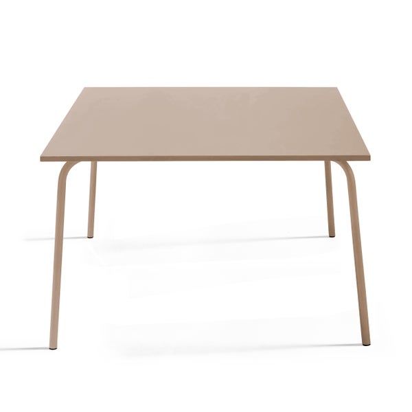 Quadratischer Tisch mit abgerundeten Beinen, beige.