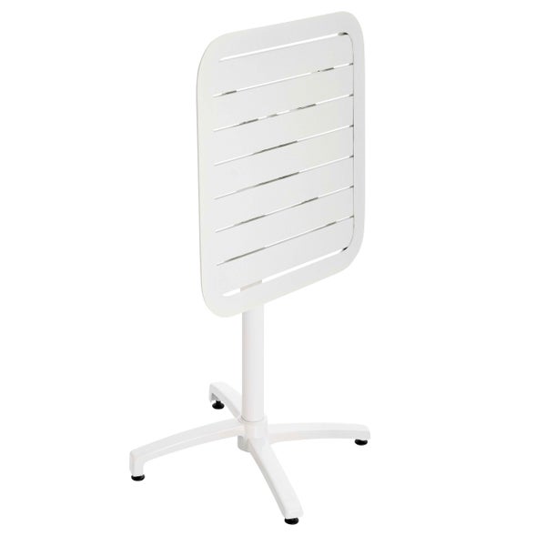 Weißer klappbarer Bistrotisch aus Metall mit quadratischer Tischplatte in Lattenoptik und vierfüßigem Gestell.