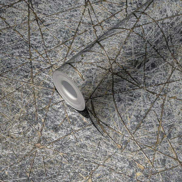 Dekorative Wandgestaltung mit Mustertapete, Wanddekoration und Möbeln in einem stilvollen Interieur.