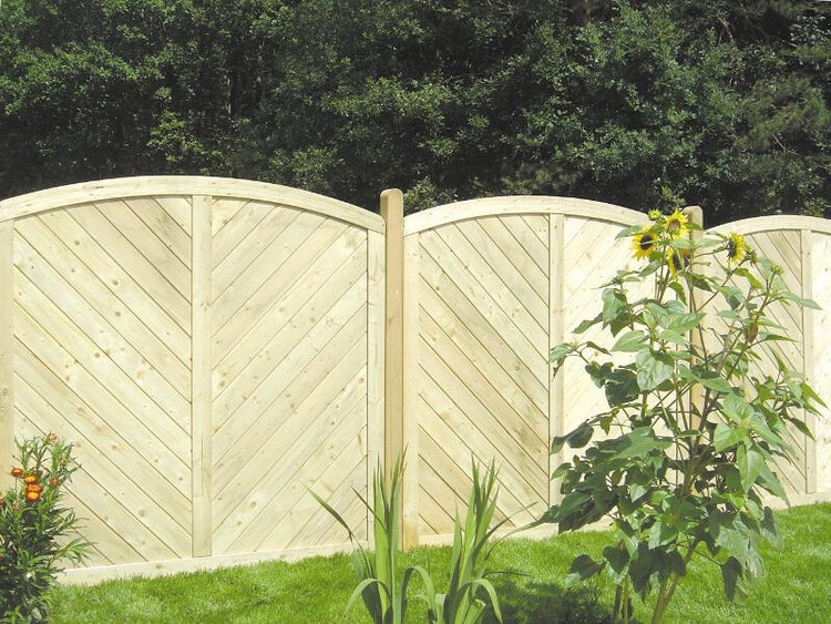 Holzzaun mit Bogenabschluss im Garten