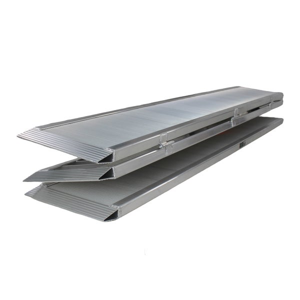 Zusammengeklappte, silberfarbene Rollstuhlrampe aus Aluminium