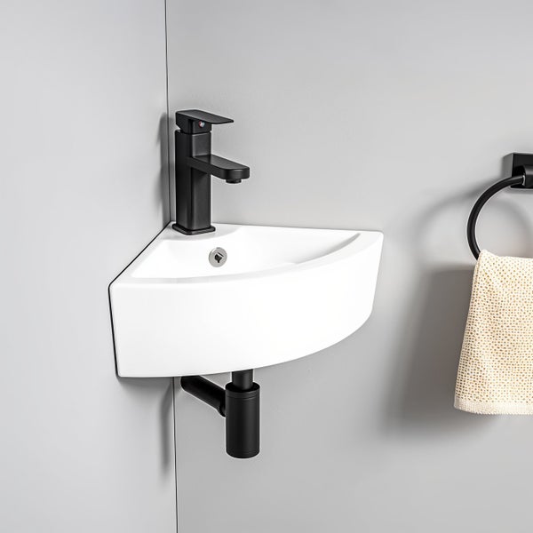 Eckwaschbecken aus Keramik mit schwarzer Armatur und Siphon für das Badezimmer.