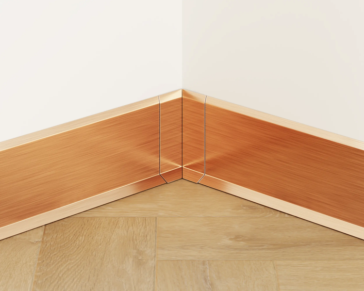 Sockelleisten mit Ecke an Wand und Boden