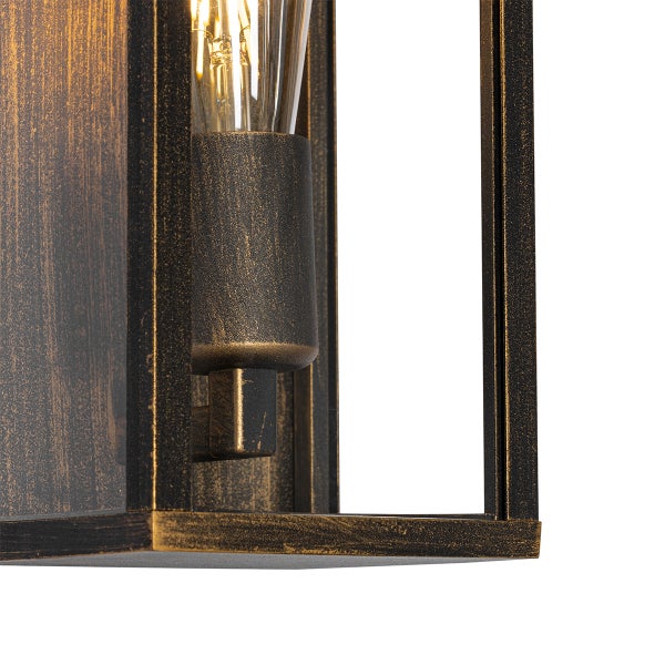 Nahaufnahme einer Wandleuchte im antiken Design mit goldfarbenem Metallgehäuse und sichtbarem Filament-Leuchtmittel.