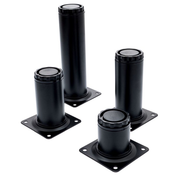 Vier schwarze, höhenverstellbare Möbelfüße mit quadratischer Montageplatte.