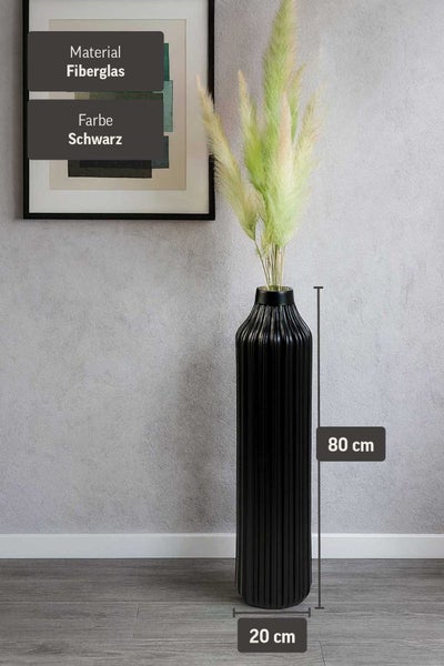 Schwarze Bodenvase aus Fiberglas mit geriffelter Struktur, 80 Zentimeter hoch und 20 Zentimeter Durchmesser.