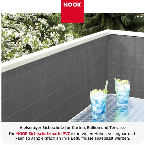 Noor Logo und PVC Sichtschutzmatte als Balkonverkleidung in einem Garten mit Gläsern auf einem Tisch.