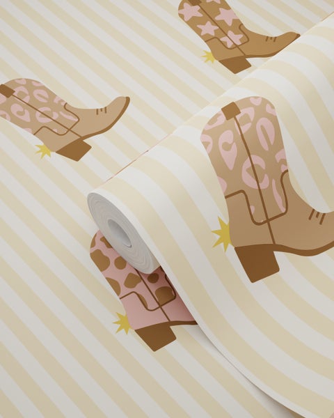 Vliestapete mit Cowboy-Stiefeln im Leoparden-Design und Sternen auf gestreiftem Hintergrund.