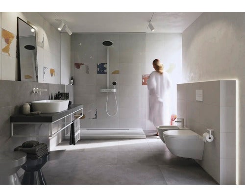 Badezimmer mit Dusche, Waschbecken, Toilette und Bidet in hellem Design