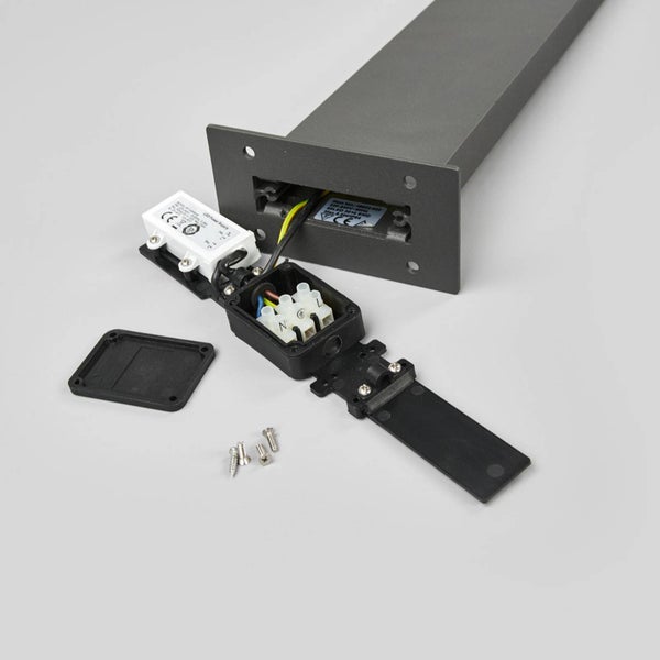 Sockel einer Außenleuchte mit geöffnetem Anschlusskasten, LED-Treiber, Lüsterklemme und Montagematerial für den Elektroanschluss.