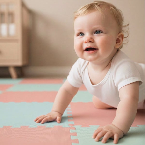 Ein lachendes Baby krabbelt auf einer farbigen Puzzlematte aus Schaumstoff in einem hellen Kinderzimmer.
