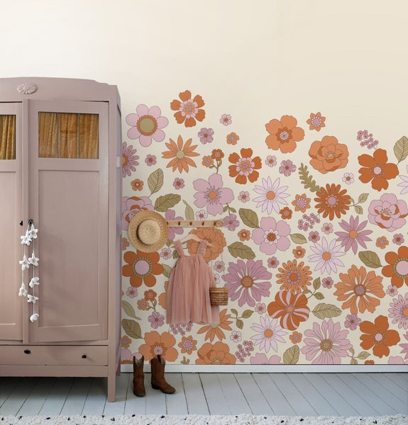 Kinderzimmer mit floraler Tapete im Retro-Stil, Kleiderschrank, Kleid, Hut und Stiefeln