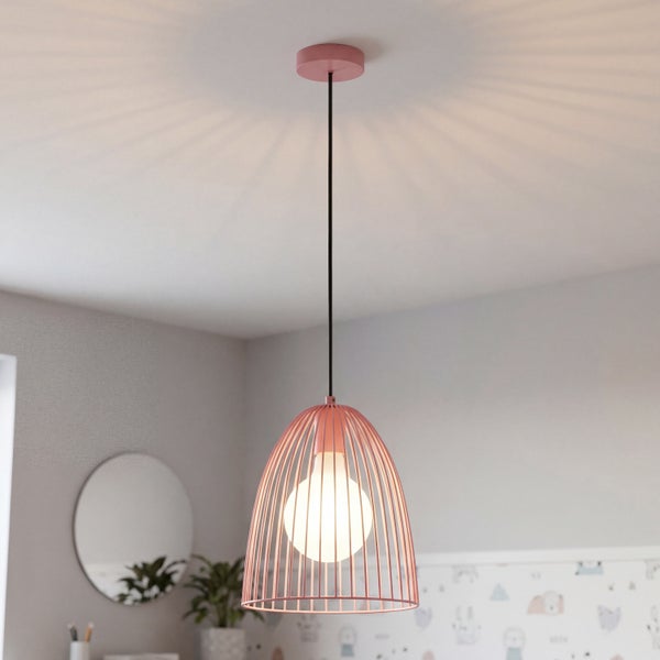 Rosa Pendelleuchte aus Metall im Käfig-Design mit rundem Leuchtmittel in einem hellen Zimmer mit rundem Spiegel und Pflanzen.